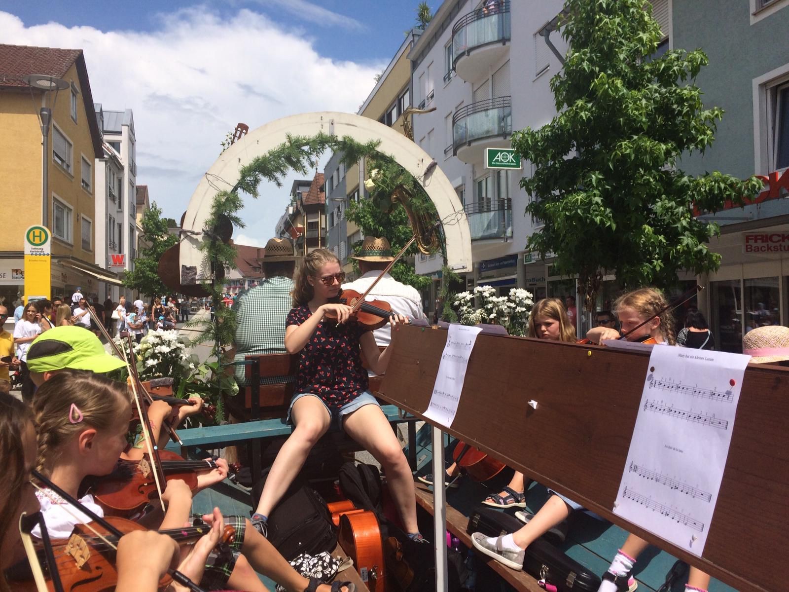 FSJlerin Carolin mit der Streicherklasse (hier: Kooperation Grundschule Schillerschule) auf dem Festwagen der Musikschule bei dem Festumzug des traditionellen Tettnanger Montfort-Kinderfestes 
